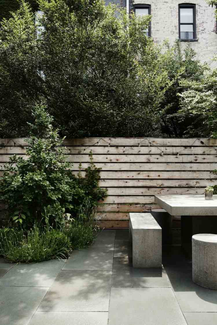 terrassen- und gartengestaltung zaun-bambus-fliesen-blaustein-sitzecke