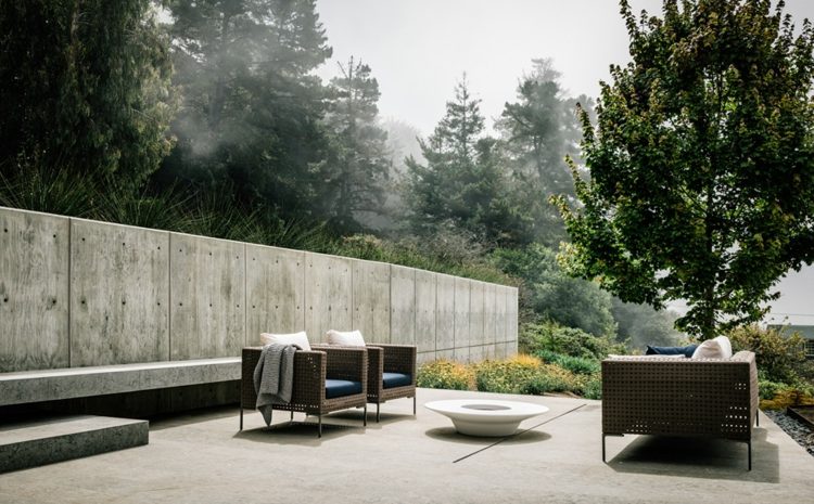 terrassenplatten-beton-mauer-minimalistisch-lounge-moebel-feuerstelle-weiss