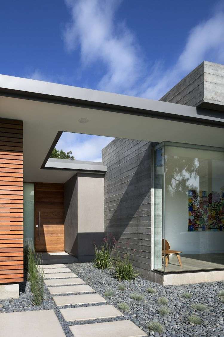 terrassenplatten-beton-minimalistisch-kieselsteine-grau-weg-passivhaus