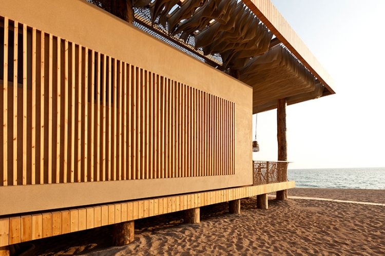 terrassenuberdachung-holz-beschattung-strand-modern-design-architektur-meer-blick