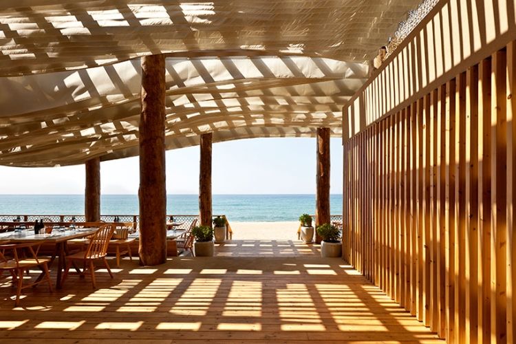 Terrassenüberdachung aus Holz -beschattung-strand-restaurant-sitzplaetze-lamellenwand