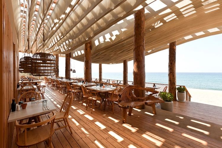 terrassenuberdachung-holz-beschattung-strand-restaurant-sonne-meer-sitzplaetze