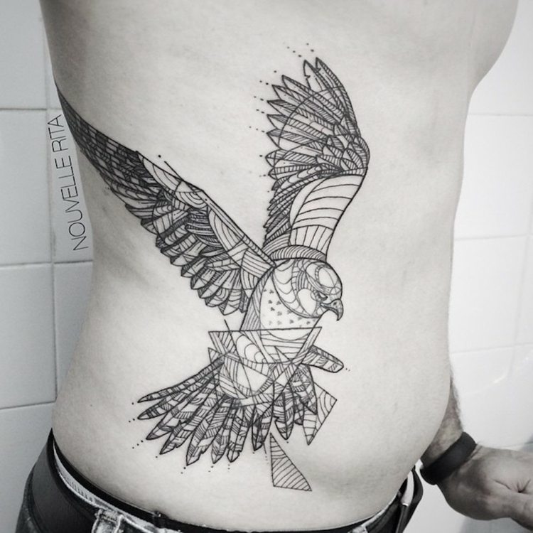 tier-tattoos-geometrische-falke-vogel-jagd-fliegen-oberkoerper