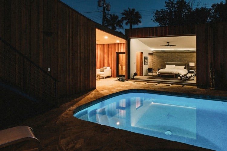 wandverleidung-holz-pool-beleuchtung-bett-schlafzimmer-licht
