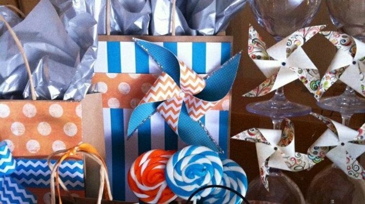 windrad basteln ideen papier-party-deko-blau-rot-weiss-glas-geschenk-tuete