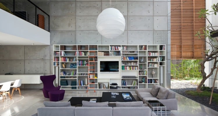 wohnen-bauhausstil-modern-betonptik-wand-wohnzimmer-regal-wohnwand-purpur-stuhl