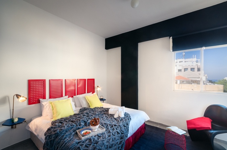 wohnen-im-bauhausstil-schlafzimmer-rot-akzente-schwarz-wandgestaltung-metall