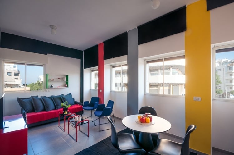 wohnen im bauhausstil wohnzimmer-essbereich-farben-rot-gelb-blau-grau-modern
