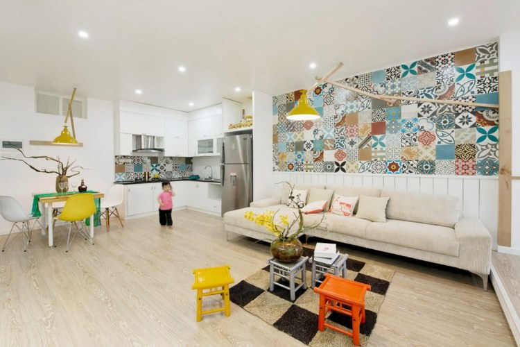 wohnzimmer-ideen-gelbe-stuehle-lampen-bunte-patchwork-wandkacheln-creme-sofa-eckkueche