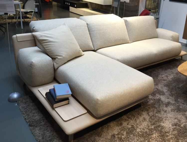 Wohnzimmer modern -einrichten-designer--couch-abstellflaeche-abgerundet-cremeweiss-Paleta-Leolux