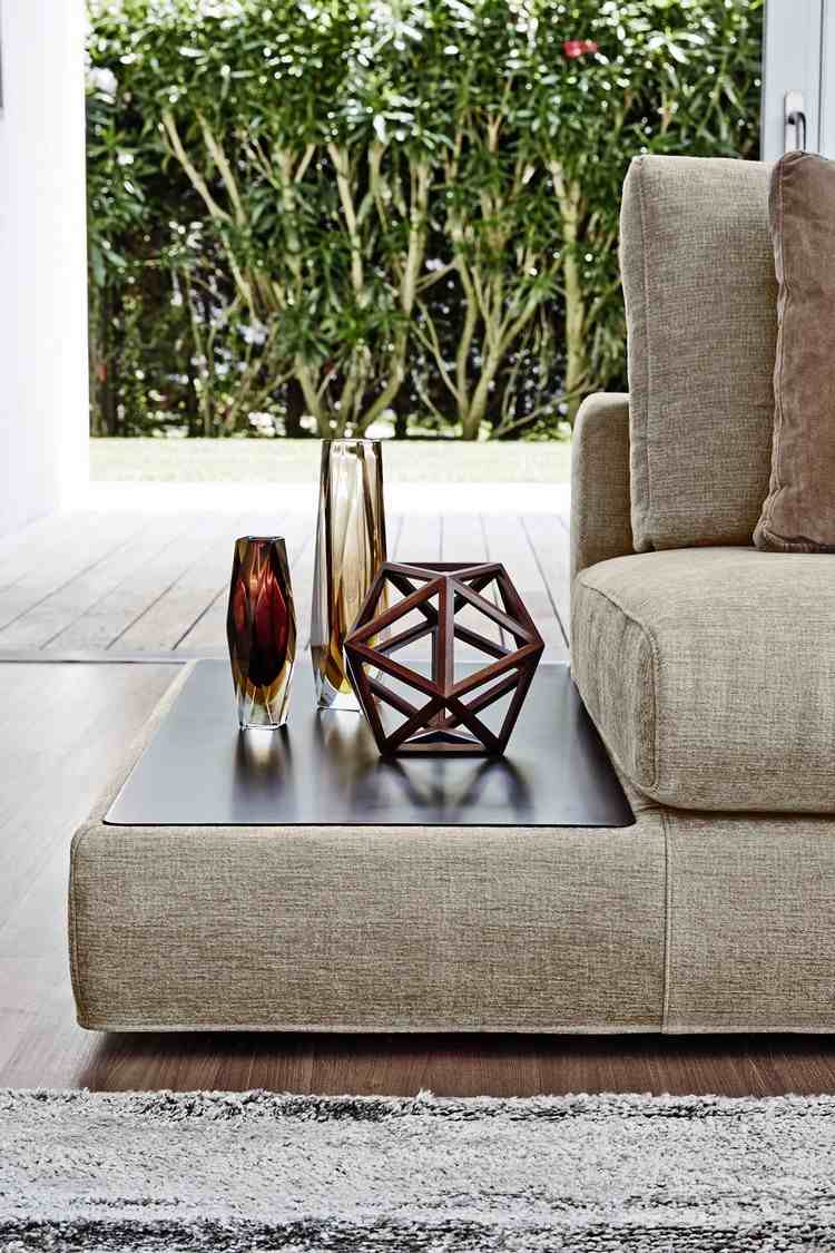 wohnzimmer-modern-sofa-ablageflaeche-integrierter-beistelltisch