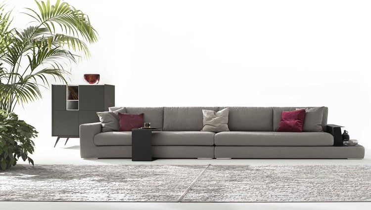 wohnzimmer-modern-sofa-hellgrau-beistelltisch-ablage
