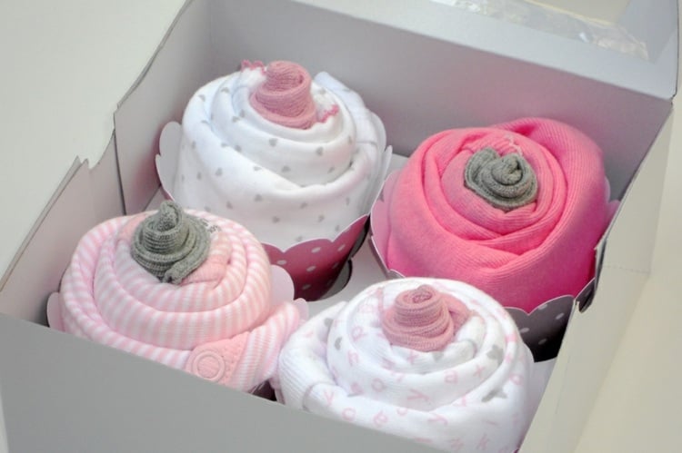 Babyparty Geschenke box-cupcakes-selber-machen-hweiss-pink-strampelanzuege-babysoeckchen