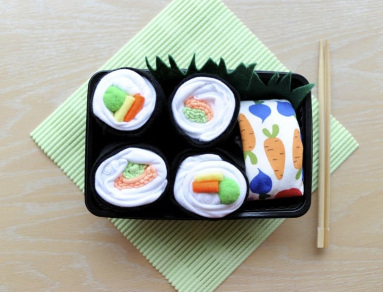 Babyparty-Geschenke-sushi-set-babykleidung-selber-basteln-weiss-babysoecke-wasabi-gruen-bommel