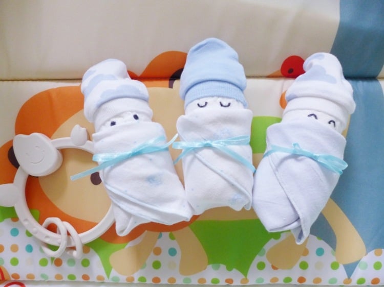 Babyparty-Geschenke-windeln-babies-DIY-babyblau-weiss-babysoeckchen-schleife