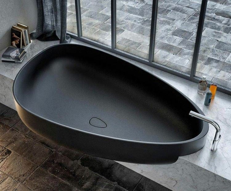 Badewanne-Badezimmer-einbau-schwarz-eiform-podest-marmor-bodenfliesen-steinoptik-Beyond-Bath-Glass1989