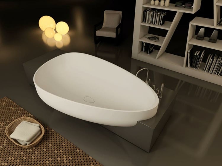 Badewanne-Badezimmer-einbau-weiss-ovale-form-podest-schwarz-feinbeton-Beyond-Bath-Glass1989