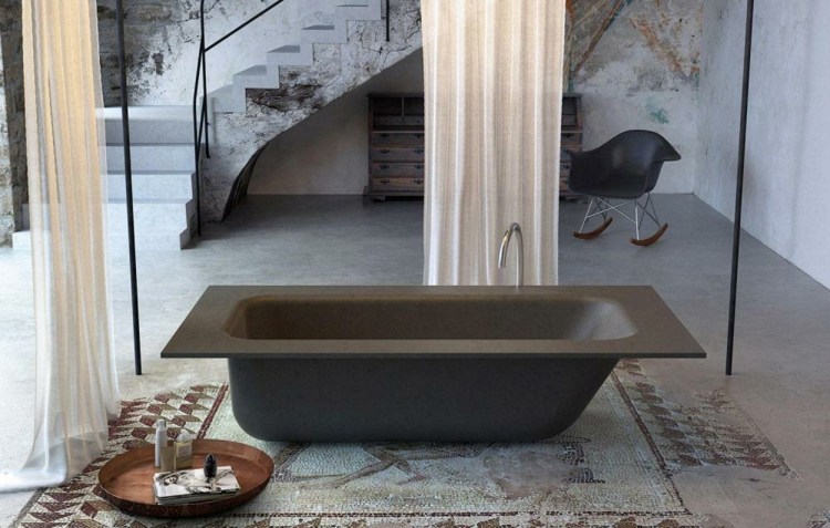 Badewanne im Badezimmer freistehend-rechteck-grau-feinbeton-ablage-Concrete-Bath-Glass1989