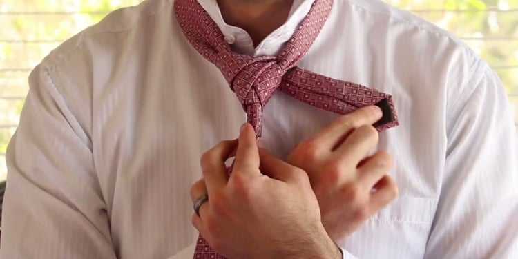 Krawattenknoten binden doppelten-aussergewoehnlicher-schlips-tipp-hemd-krawattenmuster-herr-hemd