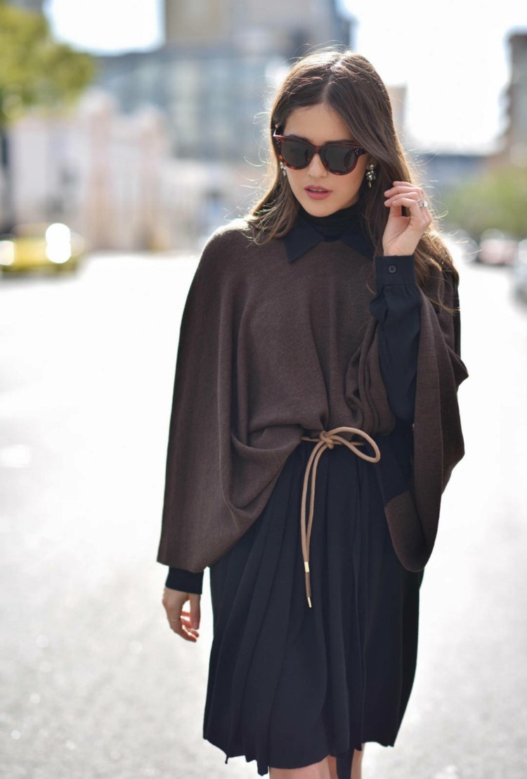 Lagenlook-Mode-fruehling-outfit-layering-brauner-poncho-schwarzes-midikleid-beige-bindeguertel