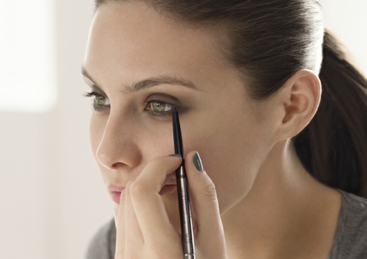 Make-Up-Tipps-eyeliner-stift-augenrand-lidstrich-schminken-natural-schwarzbraun