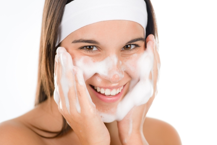 Make Up Tipps gesichtshut-vorbereitung-reinigung-massage-gesichtsreiniger