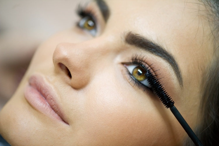 Make-Up-Tipps-professional-wimpern-schwarze-maskara-tuschen-augen-schminken