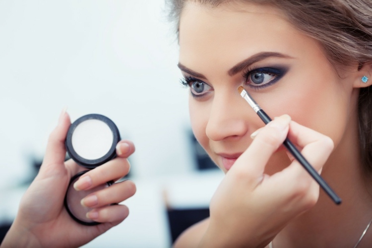 Make-Up-Tipps-professioneles-schminken-augen-smokey-eye-effekt-schwarz-highlighting