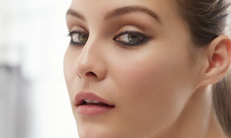 Make-Up-Tipps-professioneles-schminken-hoehere-wangknochenen-augen-smokey-eye-effekt