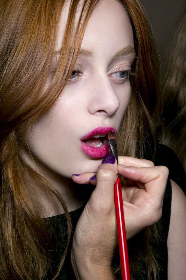 Make-Up-Tipps-wie-profi-lippenstift-lippenpinsel-auftragen-stilvoll