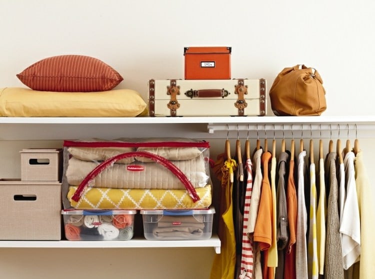 Ordnung-Kleiderschrank-aufbewahrungsboxen-weiss-gelb-kissen-orange-kleiderstange-kleiderbuegel-tasche
