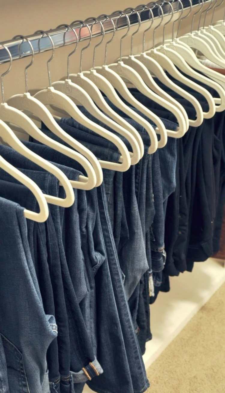 Ordnung-Kleiderschrank-jeans-kleiderstange-kleiderbuegeln