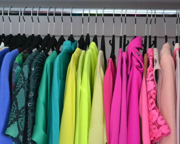 Ordnung-Kleiderschrank-kleiderstange-kleiderbuegel-kleider-farbe-sortieren