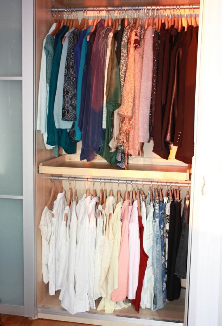 Ordnung-Kleiderschrank-regal-holz-kleiderhaecken-kleiderbuegel-hemde-blusen