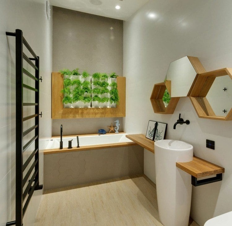 Vertikaler-Garten-badezimmer-wandgestaltung-holz-schranktueren-badewanne-freistehendes-waschbecken-spiegel