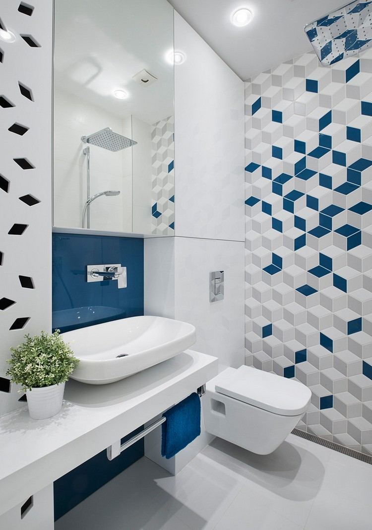 badezimmer-klein-wandfliesen-geometrisch-grau-blau-einbauschrank-weiss-spiegelschrank