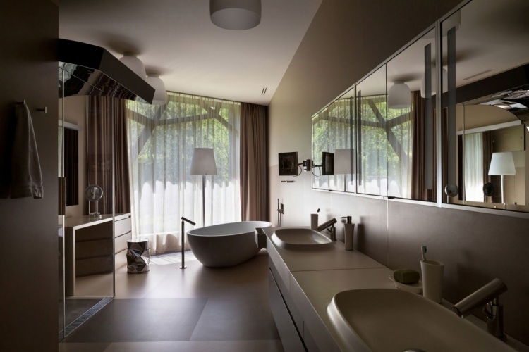 badezimmer-luxus-gross-beige-freistehende-badewanne