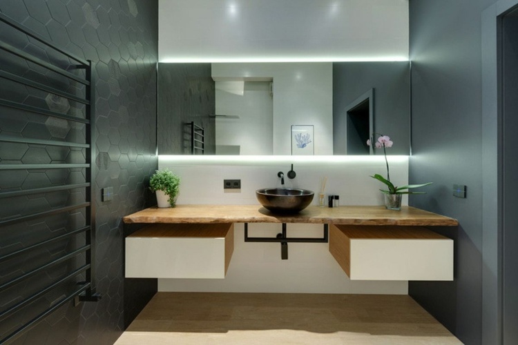 badezimmer-schwarze-wandfliesen-wabenmuster-wandgestaltung-waschtisch-spiegel-indirekte-beleuchtung