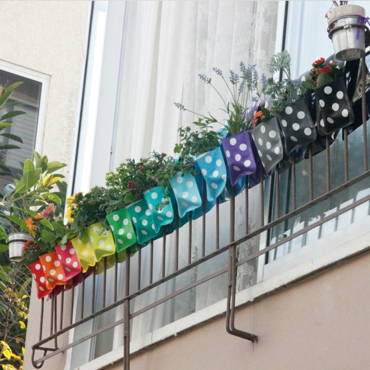 Balkon Ideen aufhaengetaschen-balkonblumen-bunt-gepunktet