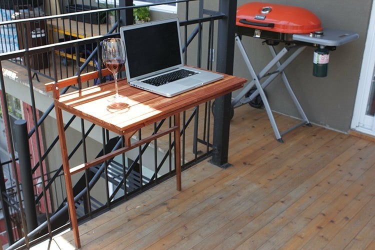 Balkon Ideen klapptisch-gelaender-holz-laptop-weinglas