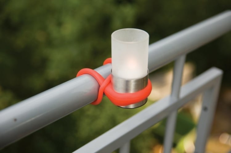 balkon-ideen-silikon-teelichthalter-rot-metall-glas-gelaenderbefestigung