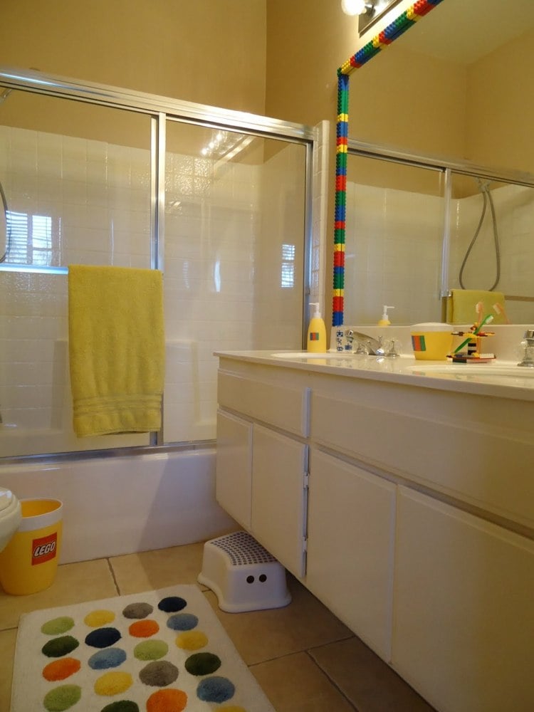 bastelideen-lego-spiegelrahmen-badezimmer-badvorleger-punkt-bunt