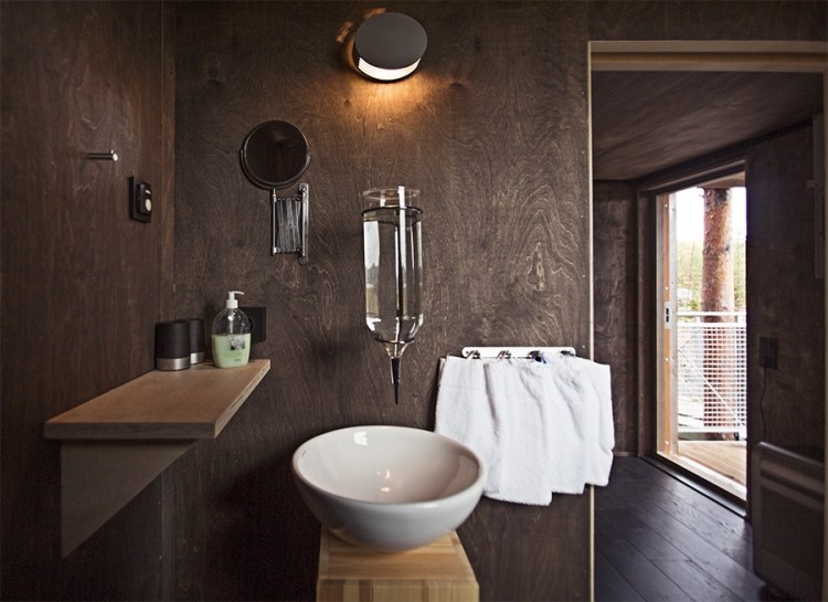baumhaus-hotel-schweden-badezimmer-wasser-spuelbecken