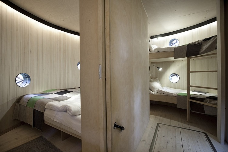 baumhaus-hotel-schweden-nest-interior-schlafraeume-bett-bullauge