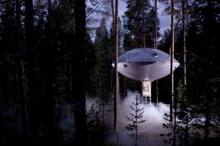 baumhaus-hotel-schweden-ufo-ausserirdisches-wald-oval-kapsel