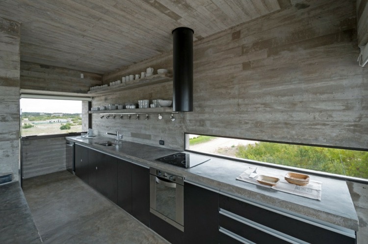 beton-arbeitsplatte-kueche-decke-wand-grau-fussboden-schwarz-unterschrank-panorama