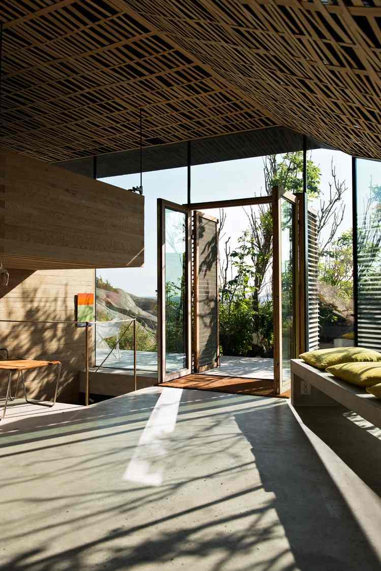 Beton und Glas ferienhaus-betonboden-deckenpaneele-offene-tueren