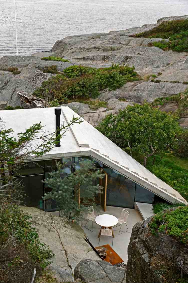 beton-glas-ferienhaus-flachdach-treppen-terrasse-sitzplatz