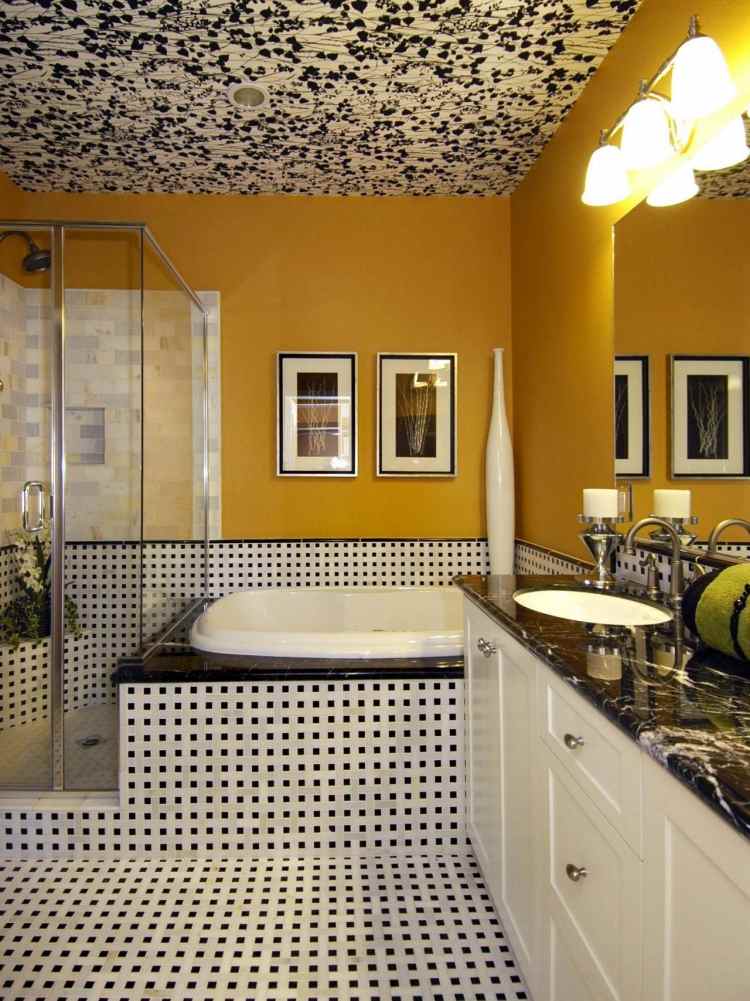 deckenpaneele-streichen-modern-badezimmer-schwraz-weiss-muster-wandfarbe-gelb