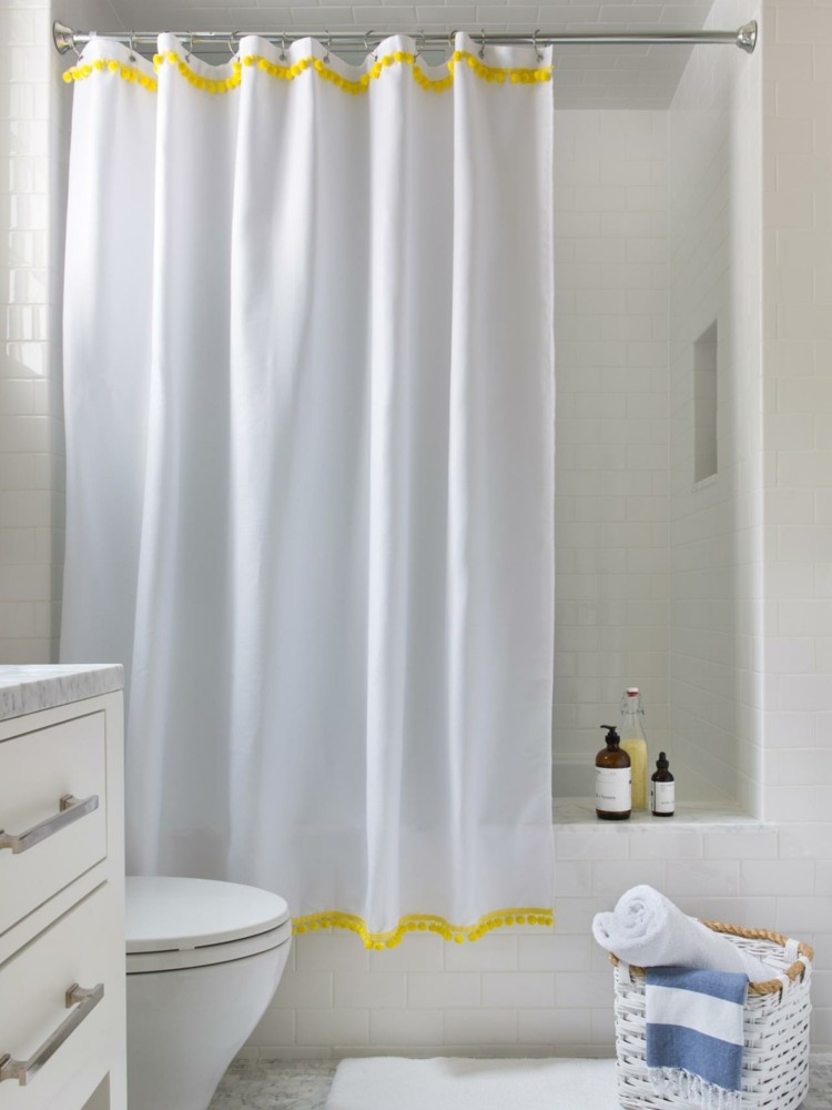 dekorieren-wohnung-duschvorhang-gestaltung-badezimmer-gelb-weiss-badewanne